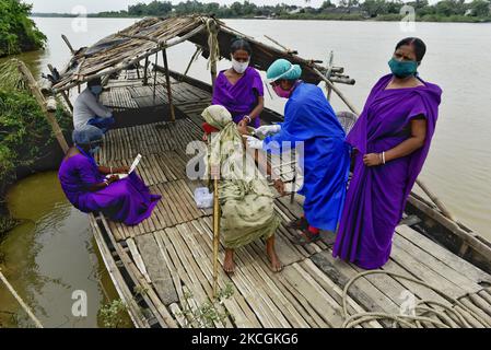 Une vieille femme prend la vaccination Covishield sur un bateau sur la rive de la rivière Mundeshwari, village de Chitnan, Inde, 29 juin, 2021. Selon un rapport des médias indiens, Cipla cherche à importer le vaccin Moderna COVID-19 en Inde. (Photo par Indranil Aditya/NurPhoto) Banque D'Images
