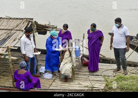 Une vieille femme prend la vaccination Covishield sur un bateau sur la rive de la rivière Mundeshwari, village de Chitnan, Inde, 29 juin, 2021. Selon un rapport des médias indiens, Cipla cherche à importer le vaccin Moderna COVID-19 en Inde. (Photo par Indranil Aditya/NurPhoto) Banque D'Images