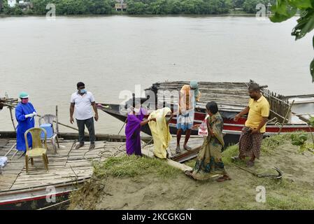 Une vieille femme prend la vaccination Covishield sur un bateau sur la rive de la rivière Mundeshwari, village de Chitnan, Inde, 29 juin, 2021. Selon un rapport des médias indiens, Cipla cherche à importer le vaccin Moderna COVID-19 en Inde. (Photo par Indranil Aditya/NurPhoto) Banque D'Images