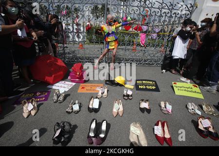 Un activiste de la vie nocturne de la Fondation Empower pose derrière les chaussures lors d'une manifestation pour une aide financière en raison de la maladie de coronavirus (COVID-19) des fermetures de lieux de vie nocturne imposées par le gouvernement, à l'extérieur de la Maison du gouvernement à Bangkok, en Thaïlande, sur 29 juin 2021. Mardi matin, les employés de la vie nocturne ont porté des talons et des bikinis symboliques à Government House, demandant des subventions mensuelles depuis que le gouvernement a fermé leurs lieux de travail pour contrôler Covid-19. Leurs représentants ont déclaré que les bars, les boutiques de karaoké et les salons de massage avaient été fermés depuis le début de l'année dernière, et le g. Banque D'Images