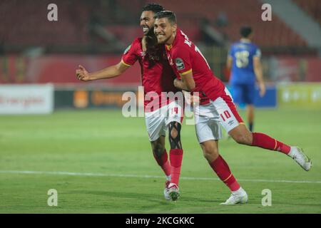 Le Hussein el-Shahat d'Ahly et Mohamed Sherif célèbrent un but lors du match de demi-finale de la ligue des champions de la CAF de la deuxième jambe entre Esperance et al-Ahly au stade Alhly We Alsalam à on 26 juin 2021. (Photo d'Ahmed Awaad/NurPhoto) Banque D'Images