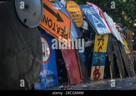 Des manifestants se sont opposés à la police anti-émeute lors d'une manifestation contre le gouvernement à Medellin, en Colombie, sur 28 juin 2021. Certaines personnes blessées par des coups de feu de police sans armes à létal. (Photo de Santiago Botero/NurPhoto) Banque D'Images