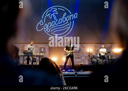 Le groupe de musique Izal se produit à l'Estadio El Plantio sur 28 juin 2021 à Burgos (Espagne).(photo de Miriam Vera/COOLMedia/NurPhoto) Banque D'Images