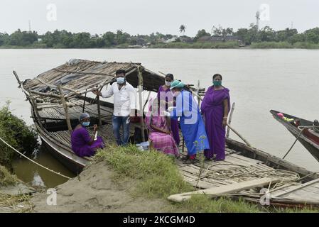 Une vieille femme prend la vaccination Covishield sur un bateau sur la rive de la rivière Mundeshwari, village de Chitnan, Inde, 29 juin, 2021. Selon un rapport des médias indiens, Cipla cherche à importer le vaccin Moderna COVID-19 en Inde. (Photo par Indranil Aditya/NurPhoto) Banque D'Images