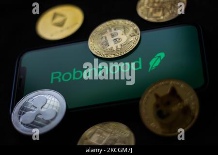 Le logo Robinhood affiché sur un écran de téléphone et la représentation des crypto-monnaies sont vus dans cette illustration prise à Cracovie, Pologne sur 29 juin 2021 (photo Illustration par Jakub Porzycki/NurPhoto) Banque D'Images