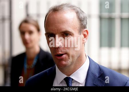 Le premier secrétaire d'État et secrétaire d'État aux Affaires étrangères, du Commonwealth et du développement (secrétaire aux Affaires étrangères), Dominic Raab, député conservateur d'Esher et Walton, quitte le 11 Downing Street à Londres, en Angleterre, sur 30 juin 2021. (Photo de David Cliff/NurPhoto) Banque D'Images