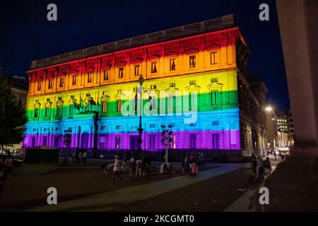 Le Palazzo Marino s'illumine avec des couleurs arc-en-ciel à l'occasion de la fierté de Milan 2021 sur 25 juin 2021 à Milan, Italie. (Photo par Alessandro Bremec/NurPhoto) Banque D'Images