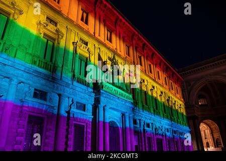 Le Palazzo Marino s'illumine avec des couleurs arc-en-ciel à l'occasion de la fierté de Milan 2021 sur 25 juin 2021 à Milan, Italie. (Photo par Alessandro Bremec/NurPhoto) Banque D'Images