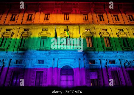 Le Palazzo Marino s'illumine avec des couleurs arc-en-ciel à l'occasion de la fierté de Milan 2021 sur 25 juin 2021 à Milan, Italie. (Photo par Alessandro Bremec/NurPhoto) Banque D'Images