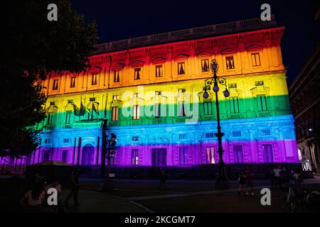 Le Palazzo Marino s'illumine avec des couleurs arc-en-ciel à l'occasion de la fierté de Milan 2021 sur 25 juin 2021 à Milan, Italie. (Photo par Alessandro Bremec/NurPhoto) Banque D'Images