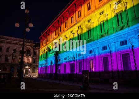 Le Palazzo Marino s'illumine avec des couleurs arc-en-ciel à l'occasion de la fierté de Milan 2021 sur 25 juin 2021 à Milan, Italie. (Photo par Alessandro Bremec/NurPhoto) Banque D'Images