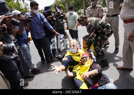 Des policiers emprisonnent des activistes du Congrès de la jeunesse tibétaine alors qu'ils criaient des slogans lors d'une manifestation devant l'ambassade chinoise, contre le 100th anniversaire de la fondation du Parti communiste chinois (PCC) à New Delhi, en Inde, sur 1 juillet 2021. (Photo de Mayank Makhija/NurPhoto) Banque D'Images