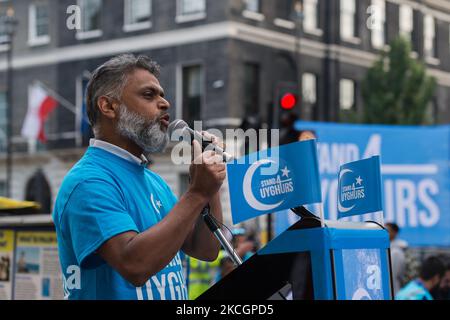 LONDRES, ROYAUME-UNI - 01 JUILLET 2021 : Moazzam Begg, ancien prisonnier et militant des droits de l'homme de Guantanamo, prend la parole lors d'une manifestation devant l'ambassade chinoise en faveur de la communauté musulmane uyghur réprimée qui vit dans le Xinjiang, dans le nord-ouest de la Chine, à l'occasion du 100th anniversaire de la fondation du Parti communiste chinois sur 01 juillet, 2021 à Londres, Angleterre. (Photo de Wiktor Szymanowicz/NurPhoto) Banque D'Images