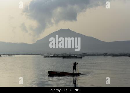 Un pêcheur reprend la pêche dans le lac Taal à Agoncillo, province de Batangas, Philippines, sur 2 juillet 2021. L'Institut philippin de volcanologie et de sismologie (Phivolcs) a placé le volcan Taal au niveau d'alerte 3 après l'éruption phreatomagmatique d'hier, 1 juillet. (Photo de Lisa Marie David/NurPhoto) Banque D'Images