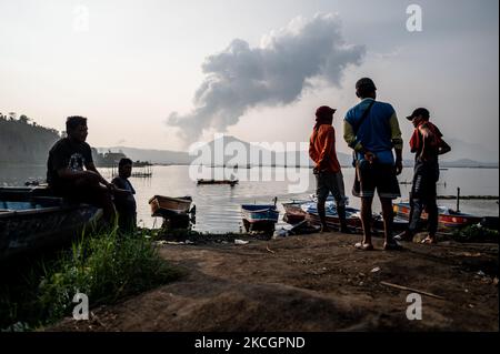 Les pêcheurs se reposent près du lac Taal, à Agoncillo, province de Batangas, Philippines, sur 2 juillet 2021. L'Institut philippin de volcanologie et de sismologie (Phivolcs) a placé le volcan Taal au niveau d'alerte 3 après l'éruption phreatomagmatique d'hier, 1 juillet. (Photo de Lisa Marie David/NurPhoto) Banque D'Images