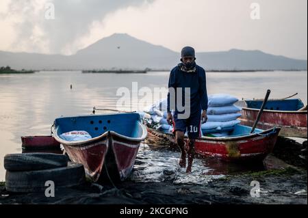 Un pêcheur se prépare à reprendre la pêche au lac Taal à Agoncillo, province de Batangas, Philippines, sur 2 juillet 2021. L'Institut philippin de volcanologie et de sismologie (Phivolcs) a placé le volcan Taal au niveau d'alerte 3 après l'éruption phreatomagmatique d'hier, 1 juillet. (Photo de Lisa Marie David/NurPhoto) Banque D'Images