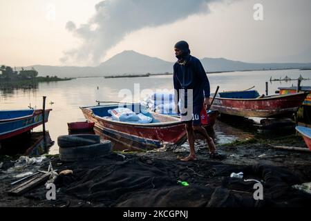 Un pêcheur se prépare à reprendre la pêche au lac Taal à Agoncillo, province de Batangas, Philippines, sur 2 juillet 2021. L'Institut philippin de volcanologie et de sismologie (Phivolcs) a placé le volcan Taal au niveau d'alerte 3 après l'éruption phreatomagmatique d'hier, 1 juillet. (Photo de Lisa Marie David/NurPhoto) Banque D'Images