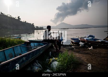 Les pêcheurs se reposent près du lac Taal, à Agoncillo, province de Batangas, Philippines, sur 2 juillet 2021. L'Institut philippin de volcanologie et de sismologie (Phivolcs) a placé le volcan Taal au niveau d'alerte 3 après l'éruption phreatomagmatique d'hier, 1 juillet. (Photo de Lisa Marie David/NurPhoto) Banque D'Images