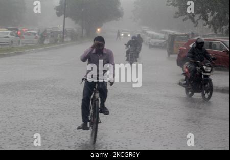 La mousson tombe dans la capitale de l'État indien de l'est, Bhubaneswar, sur 2 juillet 2021. Les régions orientales de l'Inde sont confrontées à davantage de précipitations au début de la saison de chaque mousson. (Photo par STR/NurPhoto) Banque D'Images