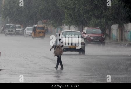 La mousson tombe dans la capitale de l'État indien de l'est, Bhubaneswar, sur 2 juillet 2021. Les régions orientales de l'Inde sont confrontées à davantage de précipitations au début de la saison de chaque mousson. (Photo par STR/NurPhoto) Banque D'Images