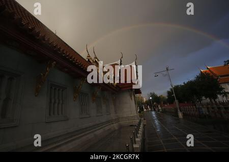 Un arc-en-ciel surmontant un clocher d'un temple en marbre après la pluie à Bangkok, Thaïlande sur 2 juillet 2021. (Photo de Chaiwat Subprasom/NurPhoto) Banque D'Images