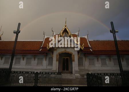 Un arc-en-ciel surmontant un clocher d'un temple en marbre après la pluie à Bangkok, Thaïlande sur 2 juillet 2021. (Photo de Chaiwat Subprasom/NurPhoto) Banque D'Images