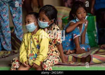 Les enfants qui portent un masque facial comme protection contre la COVID-19 cherchent un abri temporaire dans une école élémentaire de Laurel, province de Batangas, Philippines, on 2 juillet 2021. L'Institut philippin de volcanologie et de sismologie (Phivolcs) a placé le volcan Taal au niveau d'alerte 3 après l'éruption phreatomagmatique hier, 1 juillet(photo de Lisa Marie David/NurPhoto) Banque D'Images