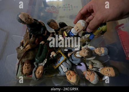 Fady Francis, journaliste et artiste de 30 ans, travaillant sur l'argile polymère et créant 100 célébrités au cours de la dernière année de Covid 19 a permis de mettre au point 82 personnalités comme les artistes acteurs et les joueurs de football. Sur 2 juillet 2021 au Caire, Égypte. (Photo de Fadel Dawod/NurPhoto) Banque D'Images