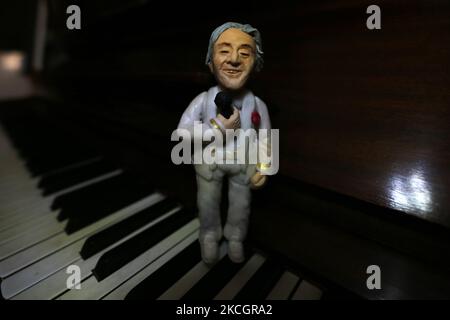 Fady Francis, journaliste et artiste de 30 ans, travaillant sur l'argile polymère et créant 100 célébrités au cours de la dernière année de Covid 19 a permis de mettre au point 82 personnalités comme les artistes acteurs et les joueurs de football. Sur 2 juillet 2021 au Caire, Égypte. En photo: L'artiste italien Andrea Bocelli. (Photo de Fadel Dawod/NurPhoto) Banque D'Images