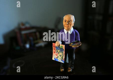 Fady Francis, journaliste et artiste de 30 ans, travaillant sur l'argile polymère et créant 100 célébrités au cours de la dernière année de Covid 19 a permis de mettre au point 82 personnalités comme les artistes acteurs et les joueurs de football. Sur 2 juillet 2021 au Caire, Égypte. En photo : le peintre espagnol Pablo Picasso. (Photo de Fadel Dawod/NurPhoto) Banque D'Images