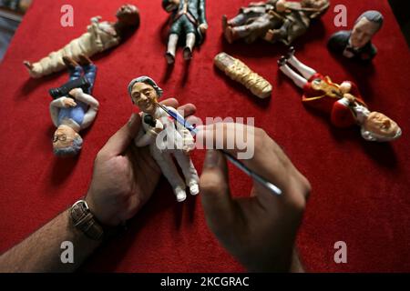 Fady Francis, journaliste et artiste de 30 ans, travaillant sur l'argile polymère et créant 100 célébrités au cours de la dernière année de Covid 19 a permis de mettre au point 82 personnalités comme les artistes acteurs et les joueurs de football. Sur 2 juillet 2021 au Caire, Égypte. En photo: Andrea Bocelli ténor italien. (Photo de Fadel Dawod/NurPhoto) Banque D'Images