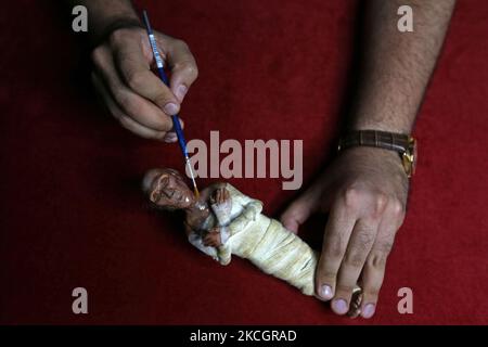 Fady Francis, journaliste et artiste de 30 ans, travaillant sur l'argile polymère et créant 100 célébrités au cours de la dernière année de Covid 19 a permis de mettre au point 82 personnalités comme les artistes acteurs et les joueurs de football. Sur 2 juillet 2021 au Caire, Égypte. En photo: La momie de Ramses 2 pharaons égyptiens. (Photo de Fadel Dawod/NurPhoto) Banque D'Images