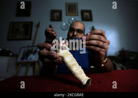 Fady Francis, journaliste et artiste de 30 ans, travaillant sur l'argile polymère et créant 100 célébrités au cours de la dernière année de Covid 19 a permis de mettre au point 82 personnalités comme les artistes acteurs et les joueurs de football. Sur 2 juillet 2021 au Caire, Égypte. En photo: La momie de Ramses 2 pharaons égyptiens. (Photo de Fadel Dawod/NurPhoto) Banque D'Images