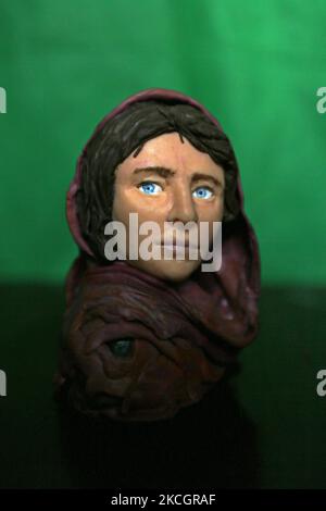 Fady Francis, journaliste et artiste de 30 ans, travaillant sur l'argile polymère et créant 100 célébrités au cours de la dernière année de Covid 19 a permis de mettre au point 82 personnalités comme les artistes acteurs et les joueurs de football. Sur 2 juillet 2021 au Caire, Égypte. En photo : le célèbre portait du photographe américain Steve MacBury. (Photo de Fadel Dawod/NurPhoto) Banque D'Images