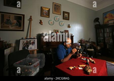 Fady Francis, journaliste et artiste de 30 ans, travaillant sur l'argile polymère et créant 100 célébrités au cours de la dernière année de Covid 19 a permis de mettre au point 82 personnalités comme les artistes acteurs et les joueurs de football. Sur 2 juillet 2021 au Caire, Égypte. (Photo de Fadel Dawod/NurPhoto) Banque D'Images