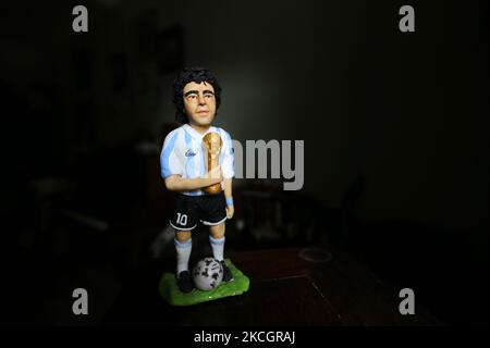 Fady Francis, journaliste et artiste de 30 ans, travaillant sur l'argile polymère et créant 100 célébrités au cours de la dernière année de Covid 19 a permis de mettre au point 82 personnalités comme les artistes acteurs et les joueurs de football. Sur 2 juillet 2021 au Caire, Égypte. En photo: Diego Maradona joueur de football argentin. (Photo de Fadel Dawod/NurPhoto) Banque D'Images
