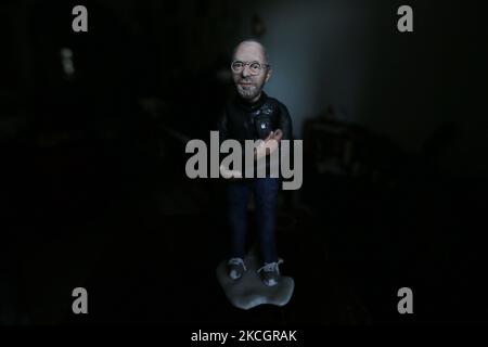 Fady Francis, journaliste et artiste de 30 ans, travaillant sur l'argile polymère et créant 100 célébrités au cours de la dernière année de Covid 19 a permis de mettre au point 82 personnalités comme les artistes acteurs et les joueurs de football. Sur 2 juillet 2021 au Caire, Égypte. En photo : Steve Jobs magnat américain. (Photo de Fadel Dawod/NurPhoto) Banque D'Images