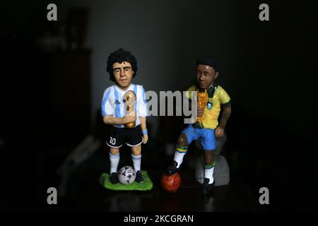 Fady Francis, journaliste et artiste de 30 ans, travaillant sur l'argile polymère et créant 100 célébrités au cours de la dernière année de Covid 19 a permis de mettre au point 82 personnalités comme les artistes acteurs et les joueurs de football. Sur 2 juillet 2021 au Caire, Égypte. En photo: Diego Maradona joueur de football argentin et Pele footballeur brésilien. (Photo de Fadel Dawod/NurPhoto) Banque D'Images