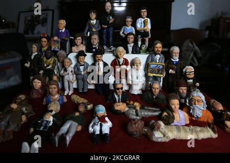 Fady Francis, journaliste et artiste de 30 ans, travaillant sur l'argile polymère et créant 100 célébrités au cours de la dernière année de Covid 19 a permis de mettre au point 82 personnalités comme les artistes acteurs et les joueurs de football. Sur 2 juillet 2021 au Caire, Égypte. (Photo de Fadel Dawod/NurPhoto) Banque D'Images