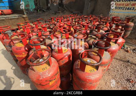 Bouteilles de gaz GPL déchargées d'un camion, à Jaipur, Rajasthan, Inde, on 2 juillet, 2021. Le prix des bouteilles de GPL non subventionnées ranchies par RS 25,50 et des bouteilles de GPL commerciales ranchies par RS 84. (Photo de Vishal Bhatnagar/NurPhoto) Banque D'Images