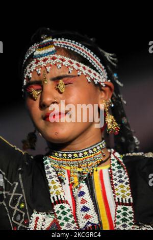 Rajastani Kalbelia danseuse tient des anneaux de ses doigts dans ses paupières pendant une danse traditionnelle à Marwar, Rajasthan, Inde. (Photo de Creative Touch Imaging Ltd./NurPhoto) Banque D'Images