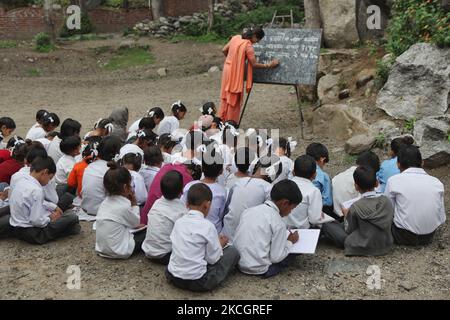 Les élèves du primaire apprennent le hindi dans une salle de classe en plein air dans le petit village de Sansal, dans l'Himachal Pradesh, en Inde, sur 05 juillet 2010. (Photo de Creative Touch Imaging Ltd./NurPhoto) Banque D'Images