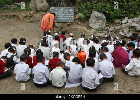 Les élèves du primaire apprennent le hindi dans une salle de classe en plein air dans le petit village de Sansal, dans l'Himachal Pradesh, en Inde, sur 05 juillet 2010. (Photo de Creative Touch Imaging Ltd./NurPhoto) Banque D'Images