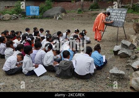 Les élèves du primaire apprennent le hindi dans une salle de classe en plein air dans le petit village de Sansal, dans l'Himachal Pradesh, en Inde, sur 05 juillet 2010. (Photo de Creative Touch Imaging Ltd./NurPhoto) Banque D'Images