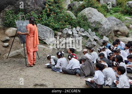 Les élèves du primaire apprennent le hindi dans une salle de classe en plein air dans le petit village de Sansal, dans l'Himachal Pradesh, en Inde, sur 05 juillet 2010. (Photo de Creative Touch Imaging Ltd./NurPhoto) Banque D'Images