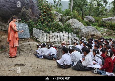 Les élèves du primaire apprennent le hindi dans une salle de classe en plein air dans le petit village de Sansal, dans l'Himachal Pradesh, en Inde, sur 05 juillet 2010. (Photo de Creative Touch Imaging Ltd./NurPhoto) Banque D'Images