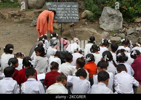 Les élèves du primaire apprennent le hindi dans une salle de classe en plein air dans le petit village de Sansal, dans l'Himachal Pradesh, en Inde, sur 05 juillet 2010. (Photo de Creative Touch Imaging Ltd./NurPhoto) Banque D'Images