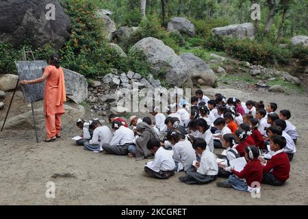 Les élèves du primaire apprennent le hindi dans une salle de classe en plein air dans le petit village de Sansal, dans l'Himachal Pradesh, en Inde, sur 05 juillet 2010. (Photo de Creative Touch Imaging Ltd./NurPhoto) Banque D'Images