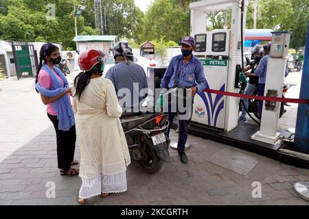 Un préposé à la station-service pompe de l'essence dans un deux-roues à une station-service de New Delhi, en Inde, sur 3 juillet 2021. Le prix de l'essence à Delhi a enfreint le repère ?99 par litre et se situe actuellement à ?99,16 tandis que le diesel continue à vendre à ?89,18. Les prix du carburant et de l'essence sont à un niveau record partout au pays. (Photo de Mayank Makhija/NurPhoto) Banque D'Images