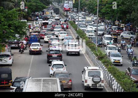 Les véhicules font suite à la facilité de la COVID-19 a induit des restrictions à Guwahati, Assam, Inde, le samedi 03 juillet 2021. (Photo de David Talukdar/NurPhoto) Banque D'Images